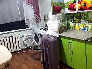 Stepmom is standing round the kitchen and wants anal sex for her mature and big arse
