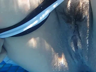 Milf muestra concha en piscina